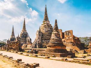  Lintel of Wat Phra Sri Sanphet: Embracing Majesty and Divine Power!