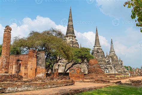  Lintel of Wat Phra Sri Sanphet: Embracing Majesty and Divine Power!